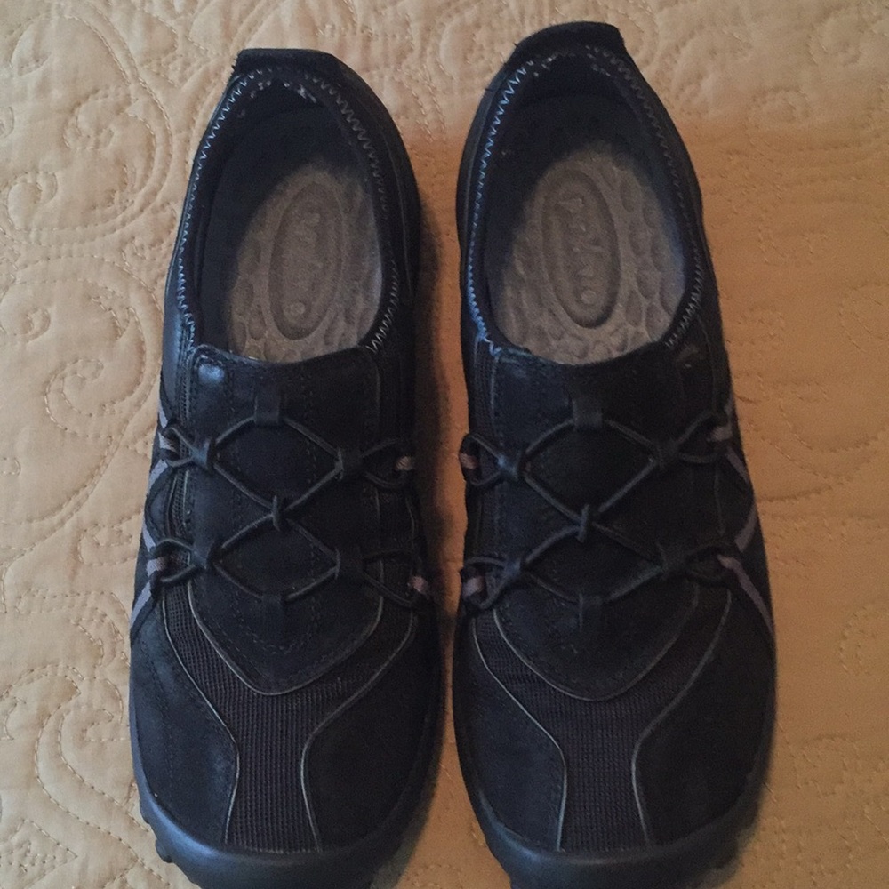 Black tennis shoes